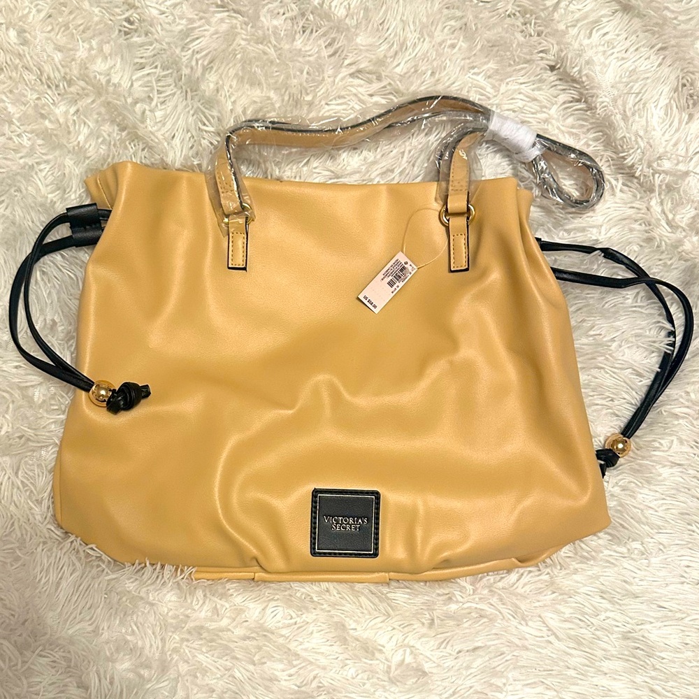 Victoria’s Secret bucket bag. NWT tan & black